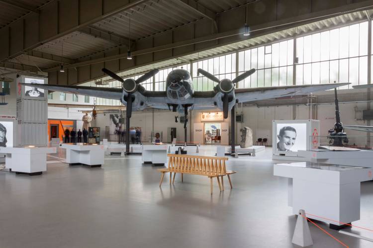 Blick in die Ausstellung "Zwischenlandung"