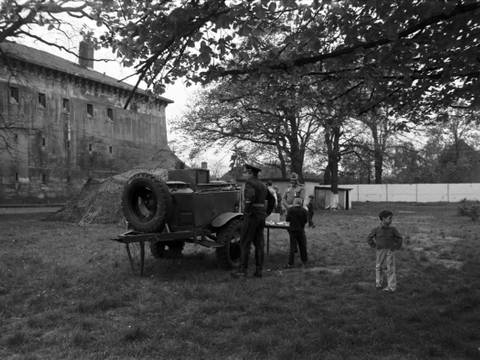 Sowjetische Offiziersfamilien feiern den 40. Jahrestag des Kriegsendes hinter dem Hochbunker an der Zwieseler Straße in Berlin-Karlshorst, 9. Mai 1985 – Sowjetische Offiziersfamilien feiern den 40. Jahrestag des Kriegsendes hinter dem Hochbunker an der Zwieseler Straße in Berlin-Karlshorst, 9. Mai 1985