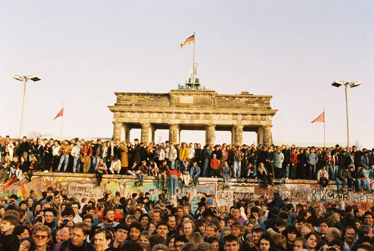 Mit Menschen besetzte Berliner Mauer - Berlin 1989