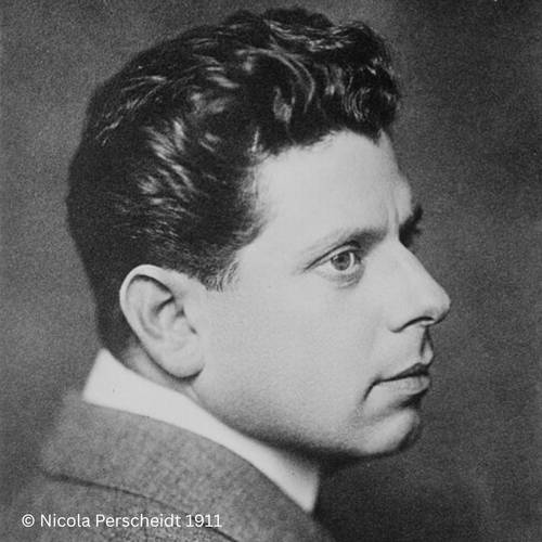 Reinhardt, Max – Männlich gelesene Person im Profil, lockiges Haar, Anzug. Text: Nicola Perscheidt 1911.