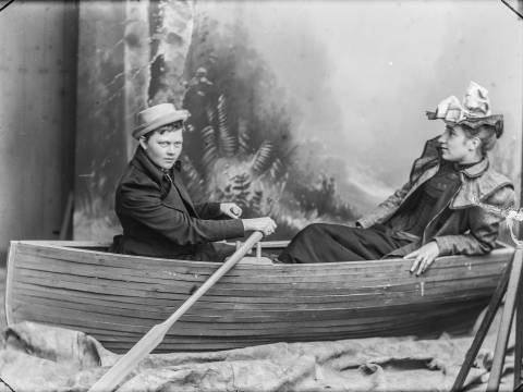 Bild: Berg & Høeg, »Wasser-Szene«. Marie Høeg und Bolette Berg in einem Ruderboot im Atelier, 1895–1903 © Sammlung des Preus Museums