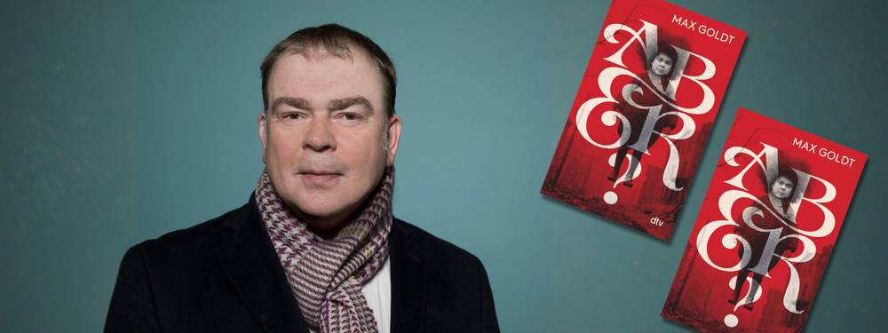 Max Goldt liest: Aber? – Person mit Schal, daneben zwei rote Buchcover mit dem Text "MAX GOLDT ABER" und einem Bild von Max Goldt.