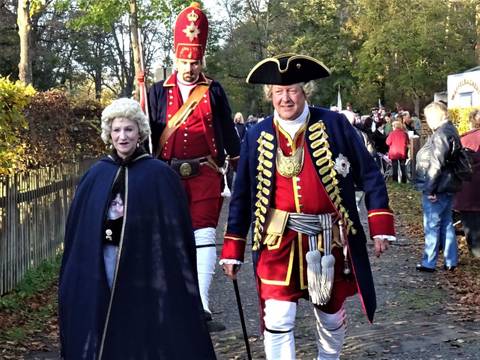 Zum Hubertusfest am Jagdschloss Stern: König Friedrich Wilhelm I. (alias Mike Sprenger) und Königin Sophie Dorothea (alias Manuela Sprenger) – Mike Sprenger als König Friedrich Wilhelm I. und Manuela Sprenger als Königin Sophie Dorothea, dahinter ein „Langer Kerl“