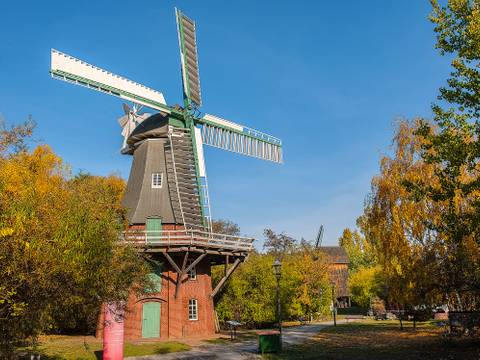 Im weitläufigen Museumspark kann man eine Holländer- und eine Bockwindmühle entdecken. Vorführungen geben Einblick in das Leben eines Müllers und in die Mühlentechnik. – Visitors can explore a smock mill and a post mill in the expansive Museum Park. Demonstrations provide a glimpse into the lives of millers and the world of mill technology.