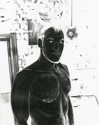Marc Brandenburg, Ohne Titel, 1998 – Invertierte schwarz-weiß-Zeichnung von Marc Brandenburg, die eine oberkörperfreie, männlich gelesene Person zeigt. Die Person blickt, den Oberkörper leicht zur Seite geneigt, direkt zu den Betrachtenden.