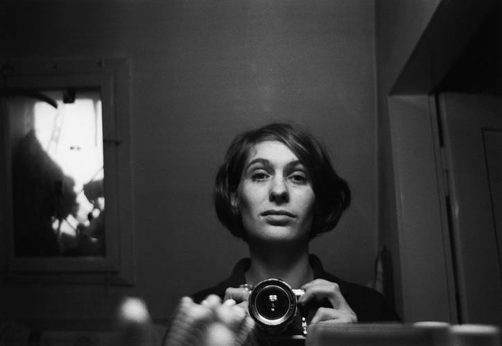 Abisag Tüllmann, Selbstporträt im Spiegel, Zürich 1964. Das bpk-Fotoarchiv verwahrt den Nachlass des bildjournalistischen Gesamtwerks von Abisag Tüllmann.