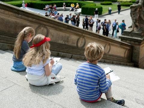 Kinder zeichnen im Kolonnadenhof