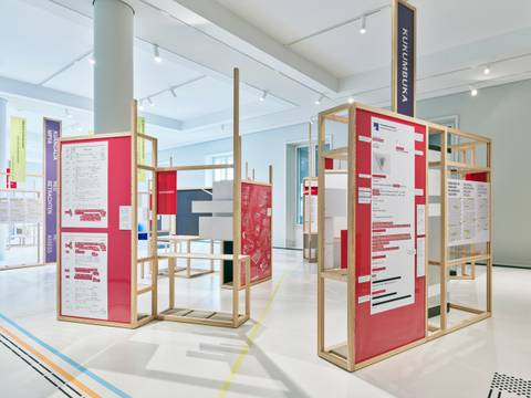 Blick in die temporäre Ausstellung "Leerstellen.Ausstellen - Objekte aus Tansania und das koloniale Archiv" im Humboldt Forum – Blick in die temporäre Ausstellung "Leerstellen.Ausstellen - Objekte aus Tansania und das koloniale Archiv" im Humboldt Forum