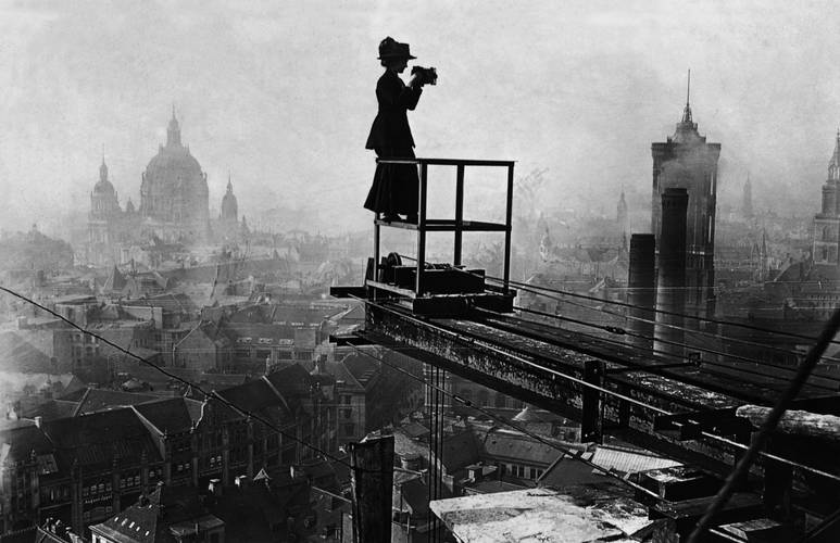 Fotograf unbekannt, Eine Berliner Reportage-Fotografin fotografiert von einem Kran des noch im Bau befindlichen Berliner Stadthauses, Berlin 1909.