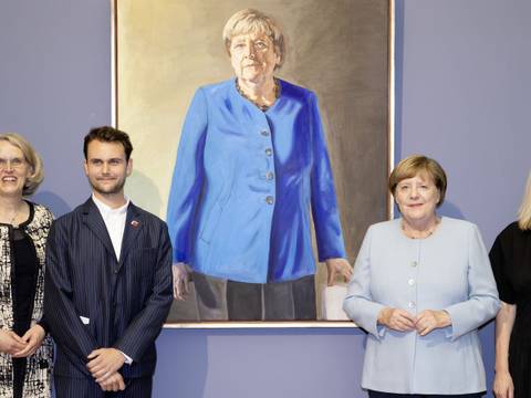 (v. l. n. r.) Antje Scherner, Direktorin der Skulpturensammlung und Museum für Byzantinische Kunst, Jérémie Queyras, Künstler, Bundeskanzlerin a.D. Angela Merkel, und Marion Ackermann, Präsidentin der Stiftung Preußischer Kulturbesitz, vor dem Porträt der Bundeskanzlerin a. D. Angela Merkel im Bode…