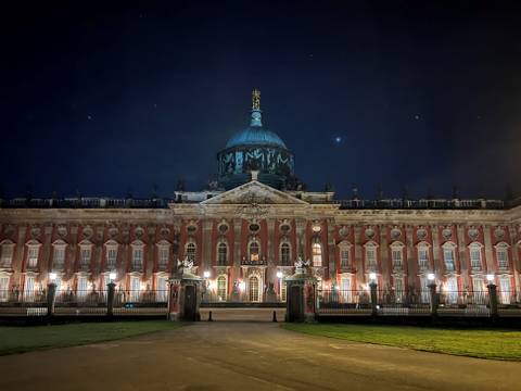 Neues Palais – Beleuchtetes Neues Palais bei Nacht