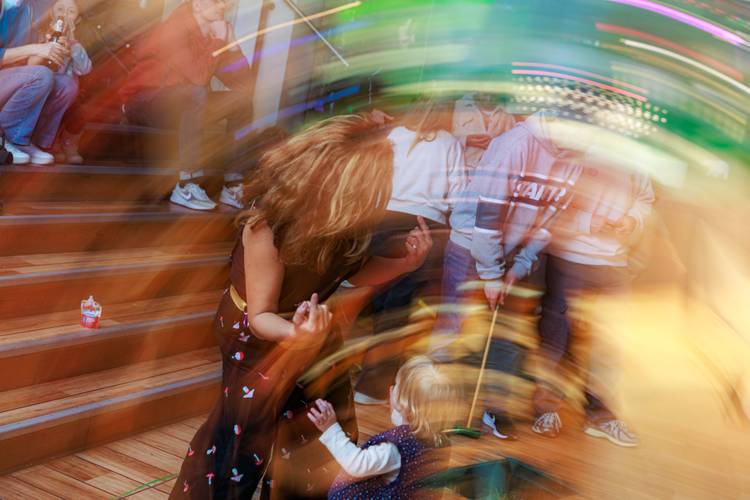 © Mari Vass – Verschwommenes Bild von tanzenden Menschen.