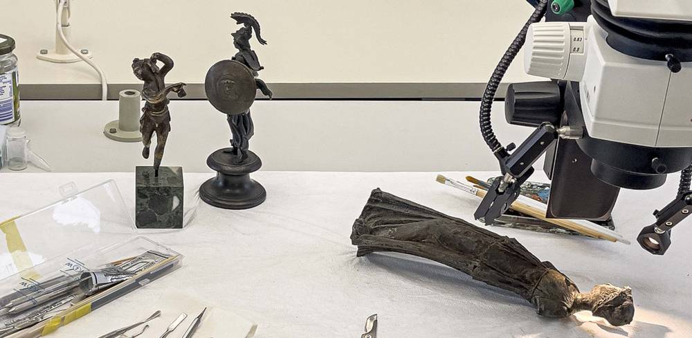 Reinigung römischen Bronzestatuetten