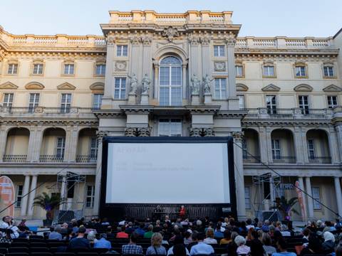 Blick auf Box Office Around the World im Schlüterhof – Blick auf Box Office Around the World im Schlüterhof