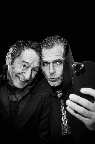 Tonio Arango und Boris Aljinović sind Dracula und sein Lakai Igor. – Zwei Personen machen ein Selfie, beide tragen dunkle Mäntel. Person rechts hat eine Kette, Person links lächelt, schwarz-weißer Hintergrund.