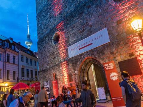 In der Langen Nacht der Museen wird die Nikolaikirche zur Kulisse für Musik, Verbrechen und spannende Geschichten. – Außenaufnahme vor der Nikolaikirche während der Langen Nacht der Museen mit Publikum