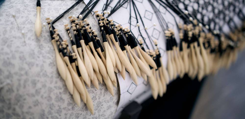 Die Initiative Fashion x Craft des Fashion Council Germany vermittelt jungen Designer*innen traditionelle Handwerkskünste wie das Klöppeln.