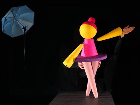 PEZZETTINO – Bunte geometrische Figur aus Kugel und Kegeln, von unsichtbarer Person gehalten. Im Hintergrund ein aufgeklappter Studioblitzschirm.