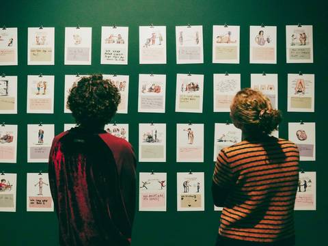 Museo-Date im Museum für Kommunikation Berlin – Zwei Personen vor einer grünen Wand mit Bildern