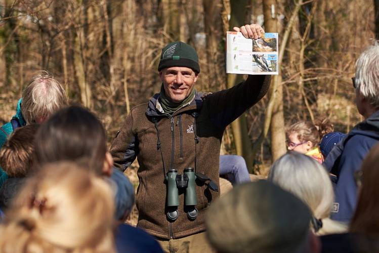 Wildtier-Experte Derk Ehlert stellt heimische und durchziehende Vogelarten vor. – Während einer Führung mit dem Wildtierexperten Derk Ehlert