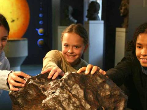 Kinder vor dem Planetenmodell – Kinder vor dem Planetenmodell © SPB / Foto: F.-M. Arndt