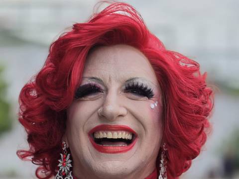 © Emanuele Valariano – Portrait einer Drag-Queen mit rotem Haar und rotem Kleid.