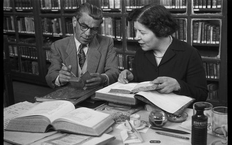 Ellen Auerbach, Ohne Titel [In der Bibliothek], 1953, Akademie der Künste, Kunstsammlung, Inventar-Nr.: Auerbach 1362