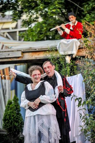 Globe Berlin: Urfaust – Marthe (Astrid Köhler), Mephisto (Henning Bormann)
