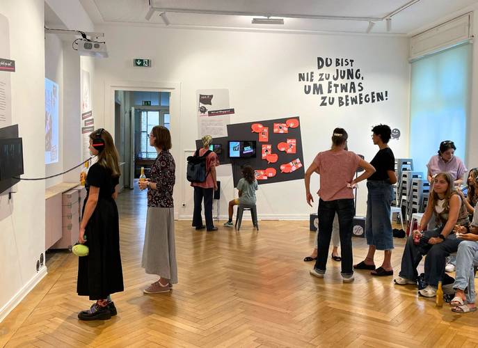 Tag der Demokratie im Jugend Museum – Gäste sehen sich die Ausstellung im SHOWROOM an
